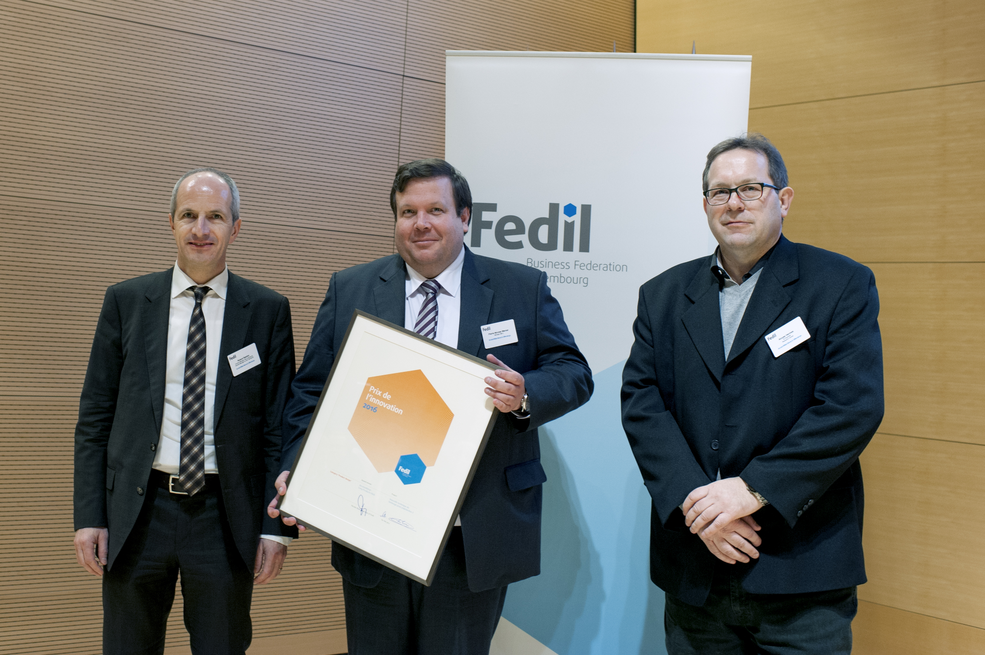 L’équipe d’ArcelorMittal avec le Prix de l'innovation 2016 de la FEDIL