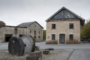 ParcLuxite avec deux anciennes roues de moulin pour la fabrication de la poudre noire. de la Poudrerie de Luxembourg
